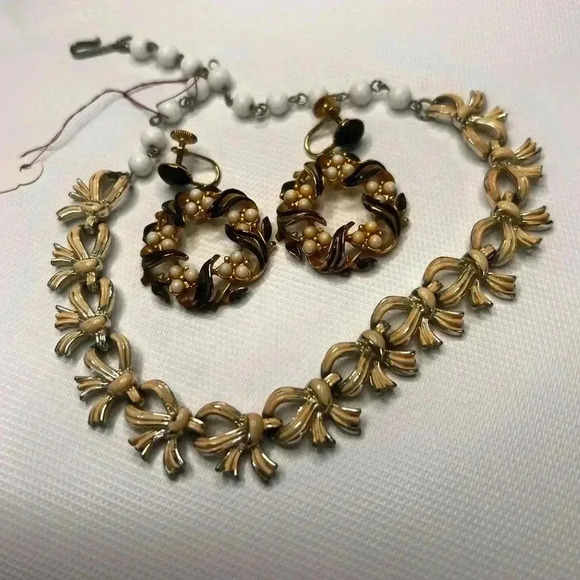 Vintage Coro gold cream black stone set necklace and earrings bow design rare - Picture 1 of 8